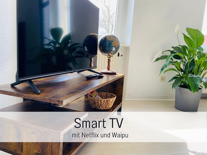 Dans le salon, vous trouverez la télévision connectée avec Netflix et Waipu pour les soirées cinéma ou les dernières nouvelles.