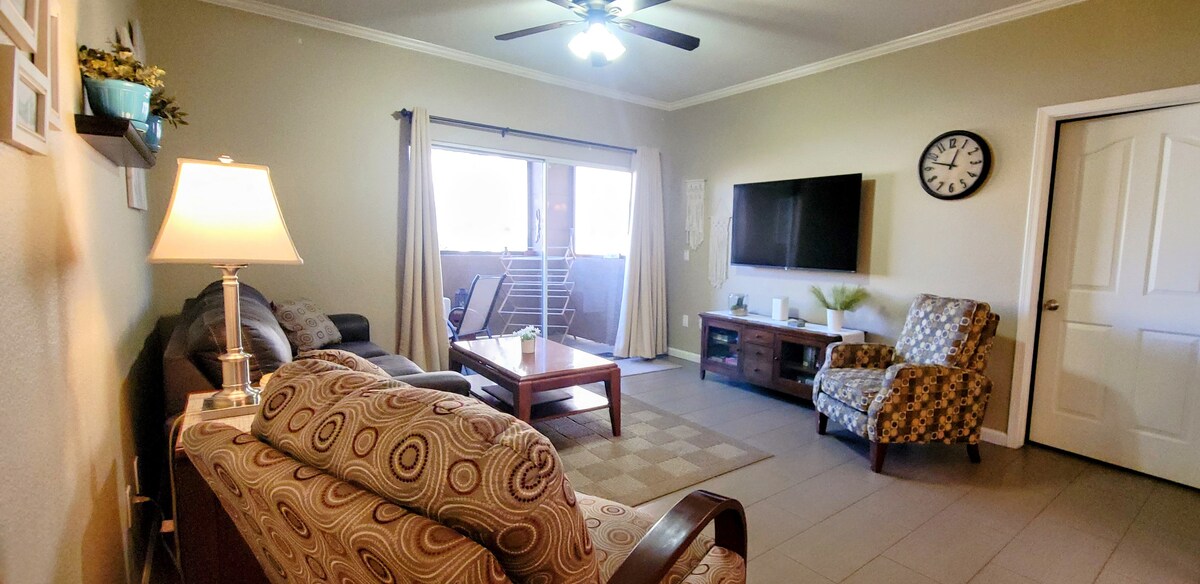 Поглед кон дневната соба од кујната .