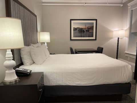 Popular Airbnb listing: Close to Union Square - Hotel Style Studio in Financial District/Barbary Coast