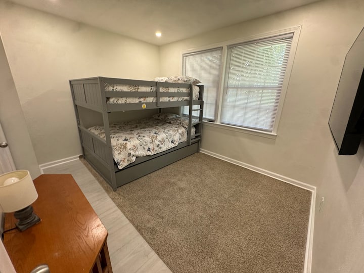 Veliki kreveti na kat s pomoćnim krevetom na izvlačenje (ukupno 3 kreveta)