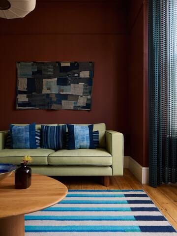 Magnificent 4 Bed House with Garden gallery image 5