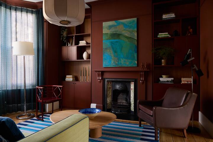 Magnificent 4 Bed House with Garden gallery image 4