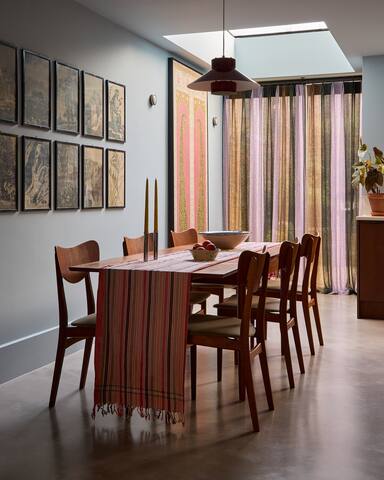 Magnificent 4 Bed House with Garden gallery image 3