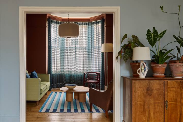 Magnificent 4 Bed House with Garden