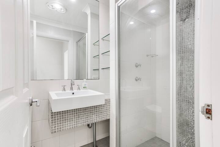 Phenomenal Harbour bridge and opera house views! gallery image 4