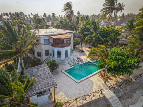 Solymar Front Beach Entire Villa with 24h service