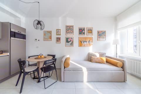 Top performing Airbnb: Design suite, Duomo 15 minutes - Linate 15 minutes [Metro M4 Susa] in Milan