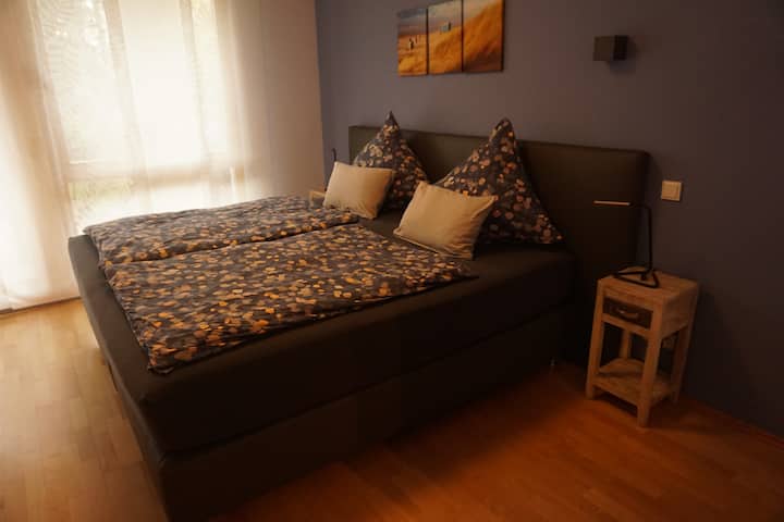 غرفة نوم 1 مع سرير زنبركي صندوقي مريح 200 × 200 سم