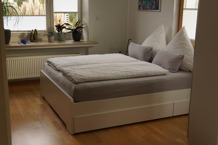 غرفة نوم 2 بسرير 160 × 200 سم، مع باب منزلق منفصل عن غرفة المعيشة