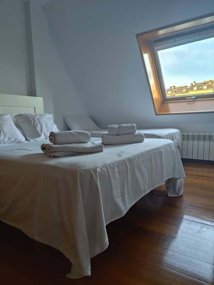 Spálňa orientovaná na zadnú stranu budovy. Má posteľ 1,35 + prístelku s počtom 90 osôb. 