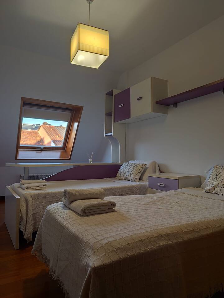 Spálňa orientovaná na zadnú stranu budovy. Má dve 90 lôžok.