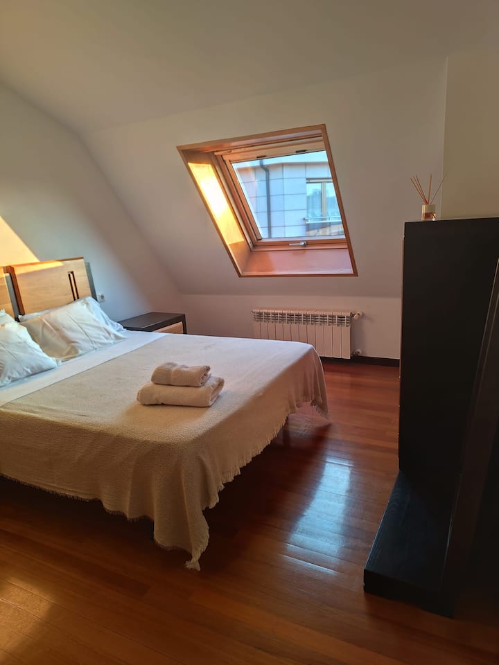 Posteľ 1,50. Okná Velux s orientáciou na prednú fasádu.