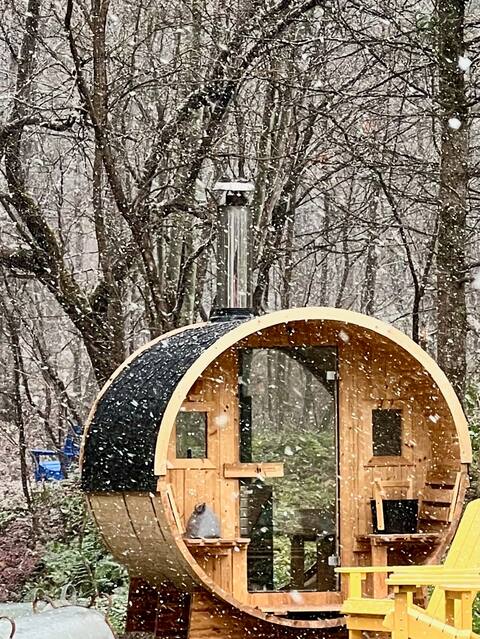 Winter Escape-Sauna, HotTub, Fireplace, Turntable