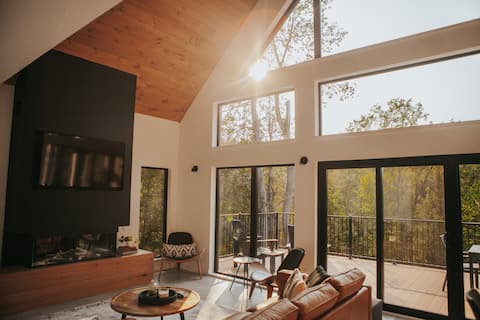 Raven Cliff - Lakeside Cabin w/ Hot Tub + Sauna