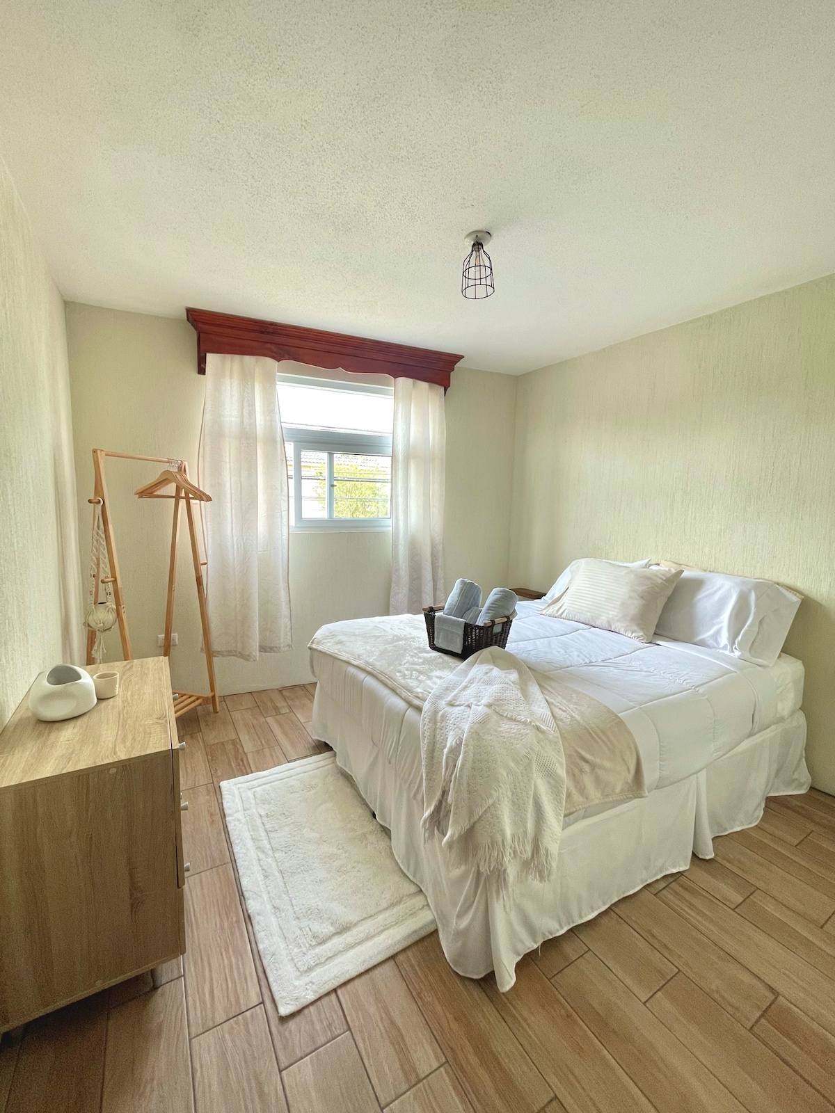 Objavte pohodlie a pohodlie v našej druhej spálni s manželskou posteľou a dostatočnými možnosťami odkladania oblečenia.