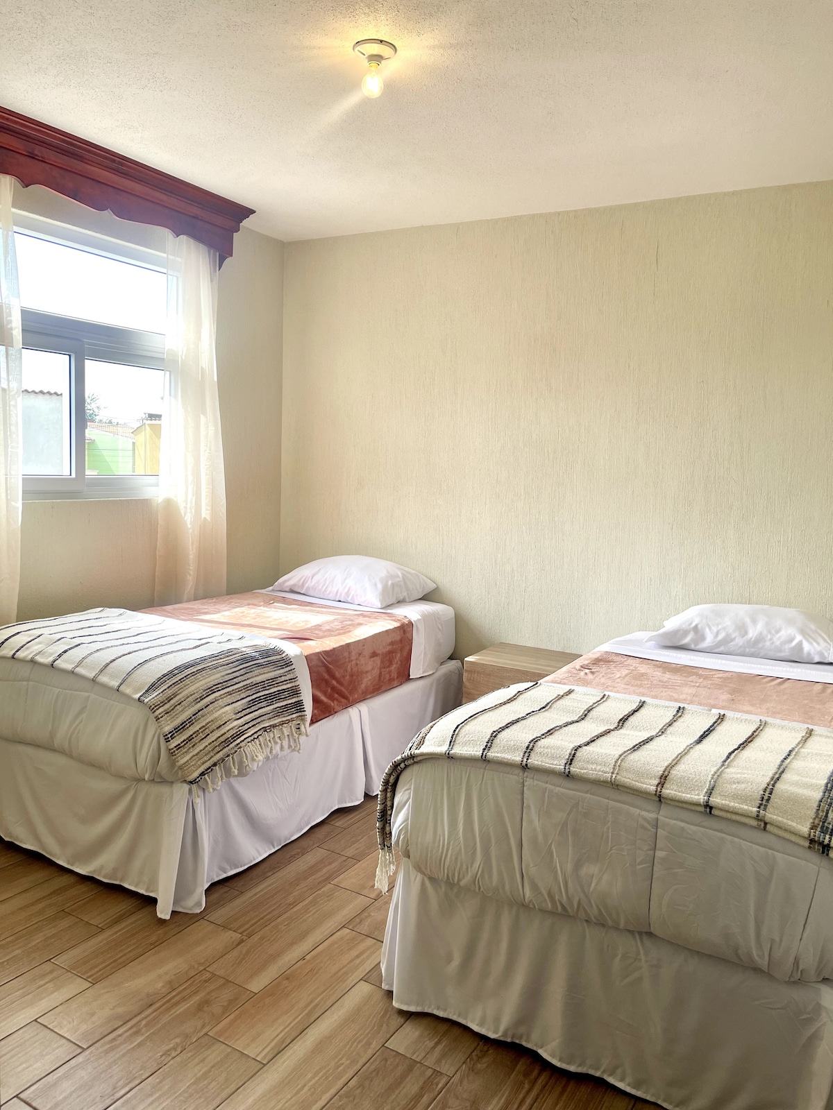 Vitajte v našej spálni s oddelenými posteľami, ktorá je ideálna pre deti alebo dvoch hostí, ktorí hľadajú pohodlie a pohodlie. S veselou výzdobou a pohodlnými posteľami je ideálnym útočiskom pre pokojný nočný spánok.