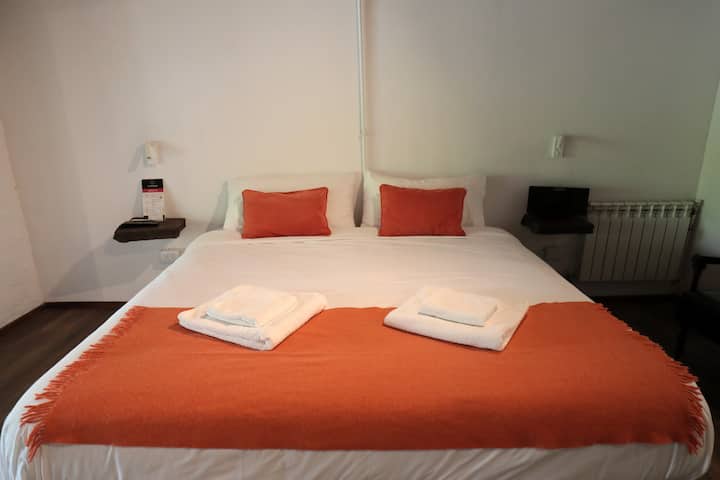 DHOMË NË MALBEC
KREVAT DOPIO "KING
Dhomë në katin e sipërm me dalje në pjesën e jashtme
Ka ajër të kondicionuar
Banjë en-suite
Caja Fuerte