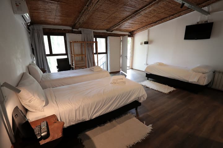 Habitación MERLOT
3 krevate dopio (mundësia e armatosjes së një krevati DOPIO "QUEEN" me njoftim paraprak) 
Dhomë në katin e sipërm me dalje nga jashtë
Ka ajër të kondicionuar
Banjë en-suite
Caja Fuerte