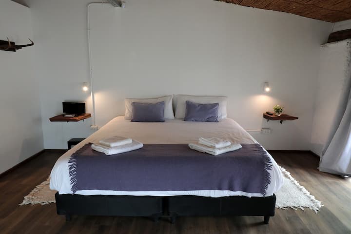 DHOMË CHARDONNAY
KREVAT DOPIO "KING
Dhomë në katin e sipërm me dalje nga jashtë
Ka ajër të kondicionuar
Banjë en-suite
Caja Fuerte