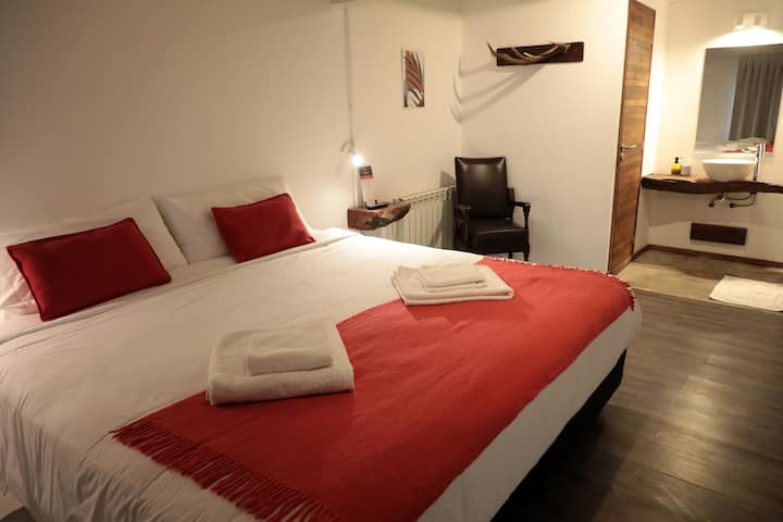 DHOMË CABERNET SAUVIGNON
KREVAT DOPIO "KING
Dhomë në katin përdhes
Ka një ventilator në këmbë
Banjë en-suite
Caja Fuerte