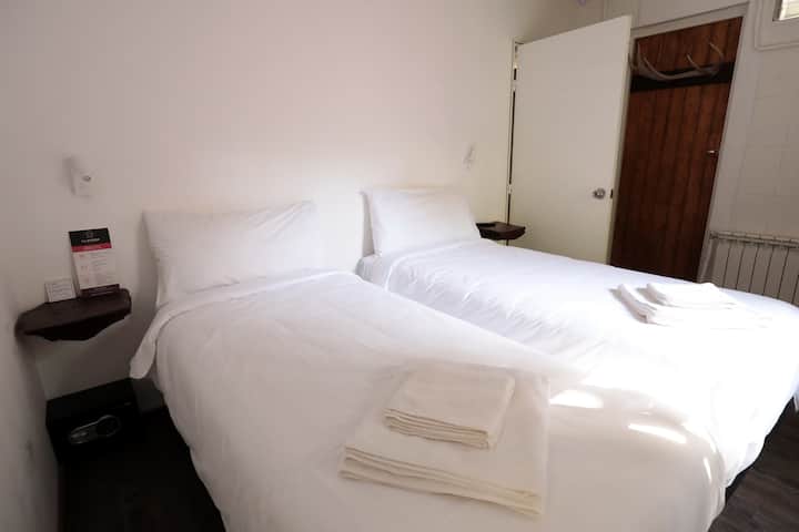 Habitación GARNACHA (e lidhur me dhomën TEMPRANILLO)
2 krevate dopio (mundësia për t 'u transformuar në mbretëreshë pas njoftimit)
Dhomë në katin përdhes
Ka një ventilator në këmbë
Banjë en-suite
Caja Fuerte