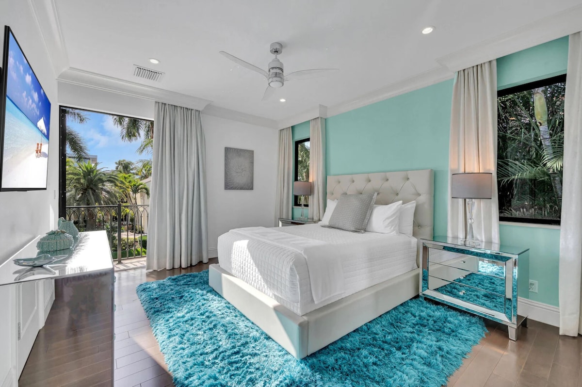 Во второй спальне есть двуспальная кровать размера Queen size, собственная ванная комната, гардеробная комната и телевизор Smart TV.
