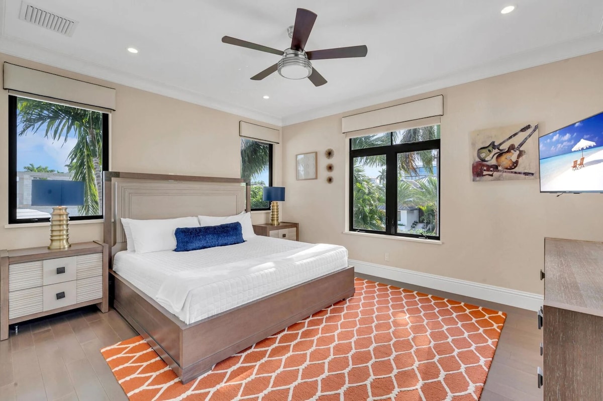 В пяти спальнях есть двуспальная кровать размера King size, смарт-телевизор и собственная ванная комната, общая со спальней четвертая.
