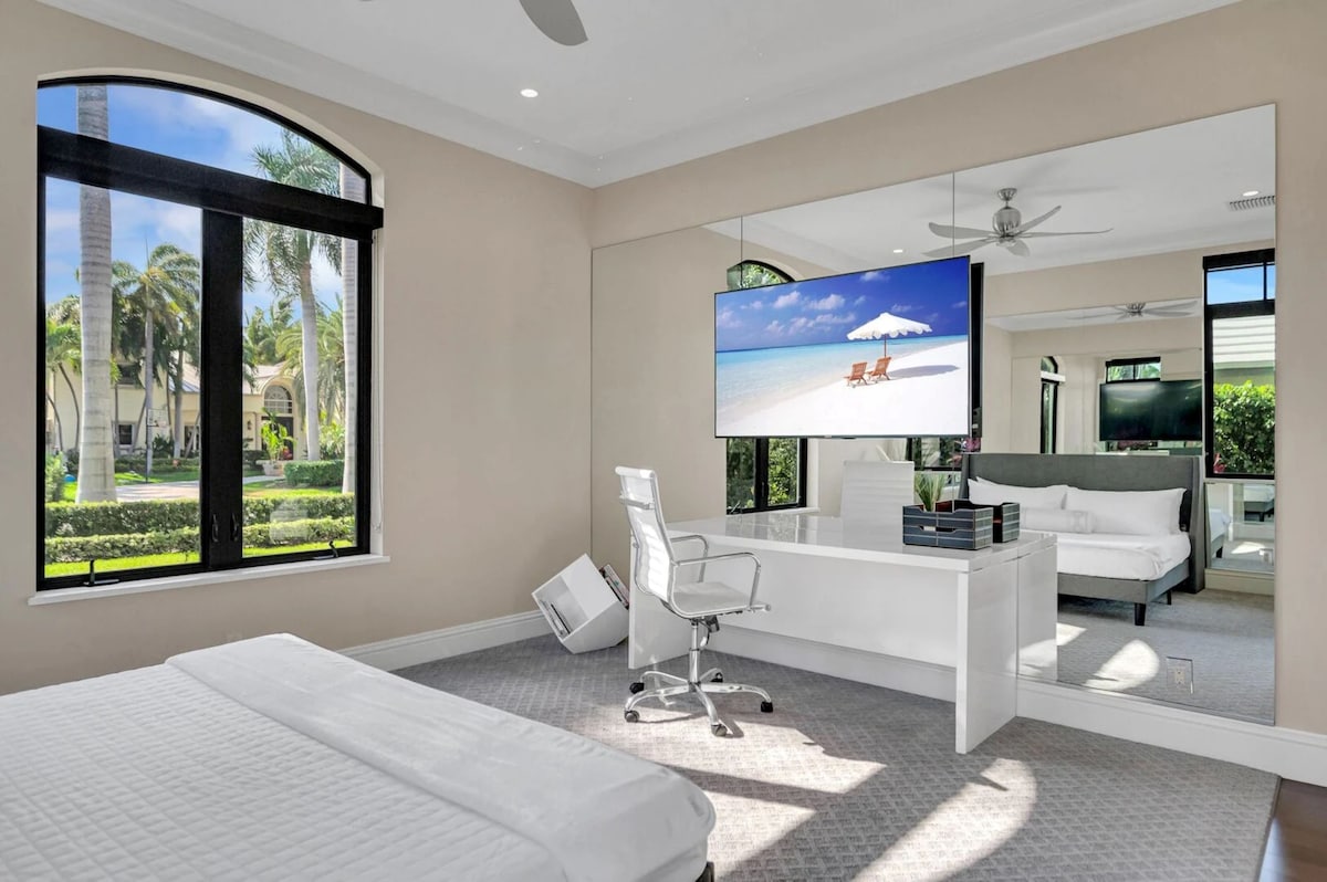 Спальня 7 расположена на первом этаже с двуспальной кроватью размера King size и собственной ванной комнатой.
