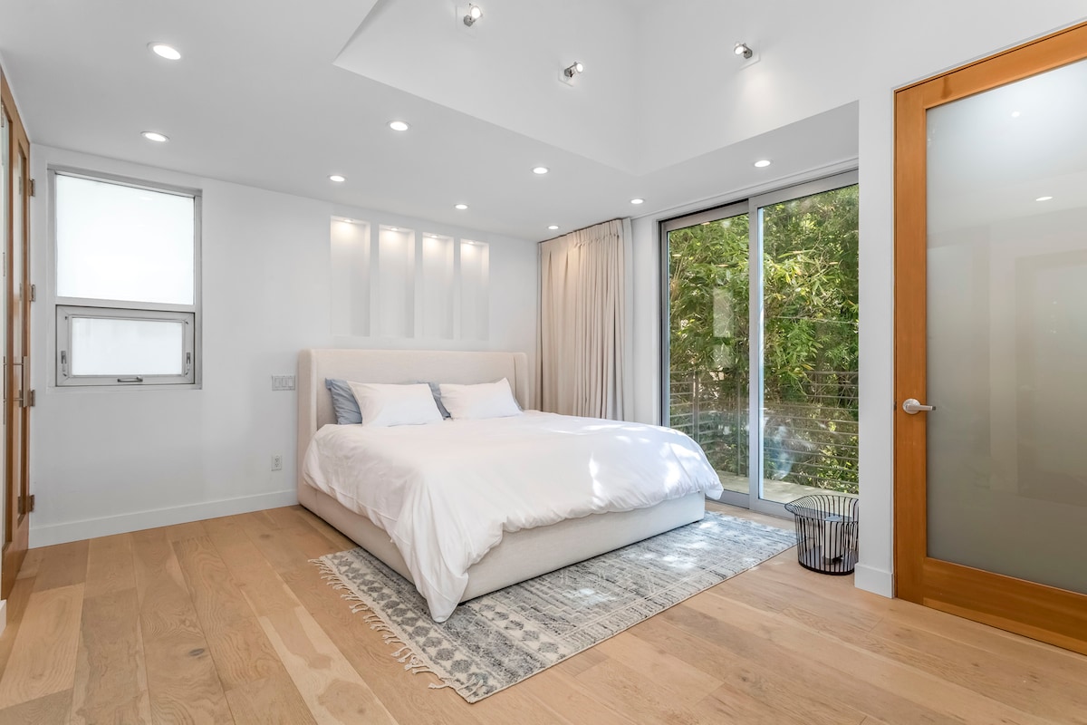 غرفة النوم 2 في الوحدة أ (يرجى ملاحظة أنه تم تركيب تلفزيون على الحائط عبر السرير منذ التقاط هذه الصورة)