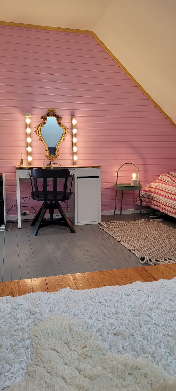 นี่เป็นห้องนอนที่ใหญ่ที่สุดที่มีหลายโซนเช่นที่นี่มีโต๊ะแต่งหน้า:)
เตียงขนาด 140x200 แต่หันหน้าไปทางหลังคาลาดชัน เป็นไปได้ที่จะดึงเตียงออกไปอีกหน่อยถ้าคุณคิดว่ามีพื้นที่ที่ดีกว่านี้