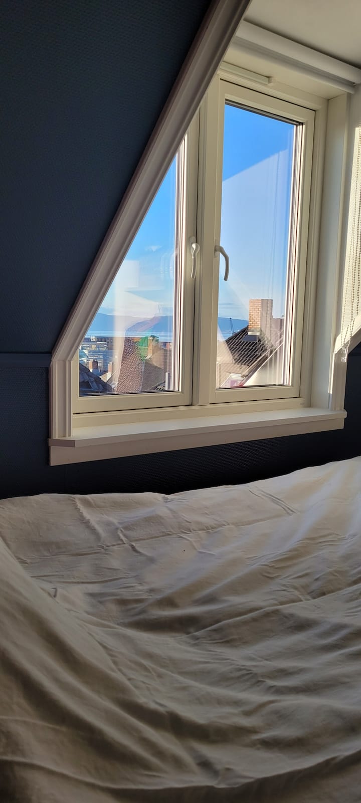 ที่นี่คุณจะเห็นทะเลและภูเขาเหนือดาดฟ้าเป็นสถานที่ที่น่ารักสำหรับกาแฟยามเช้า:)