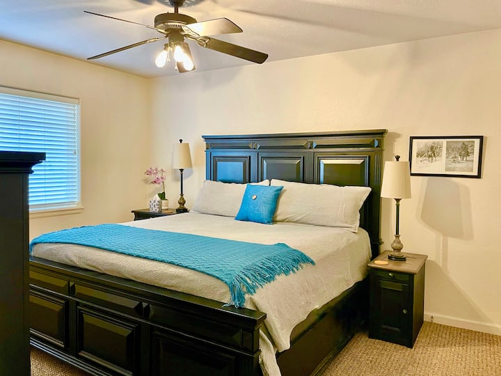 Táto manželská posteľ je pre pohodlie vedľa kúpeľne na poschodí a má šatník a zásuvku na oblečenie.