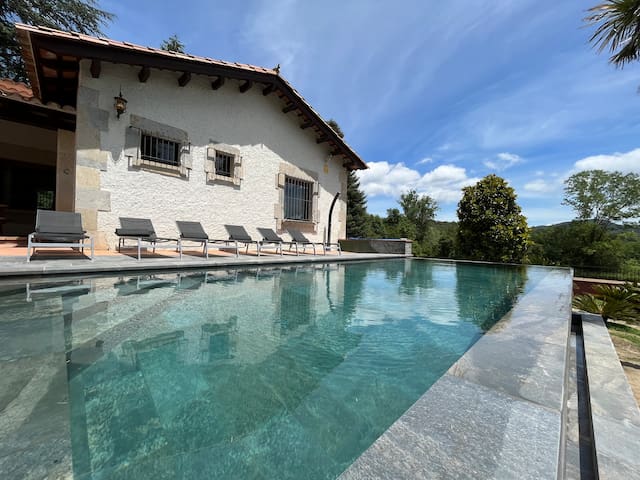 Espectacular casa con piscina infinita y jacuzzi