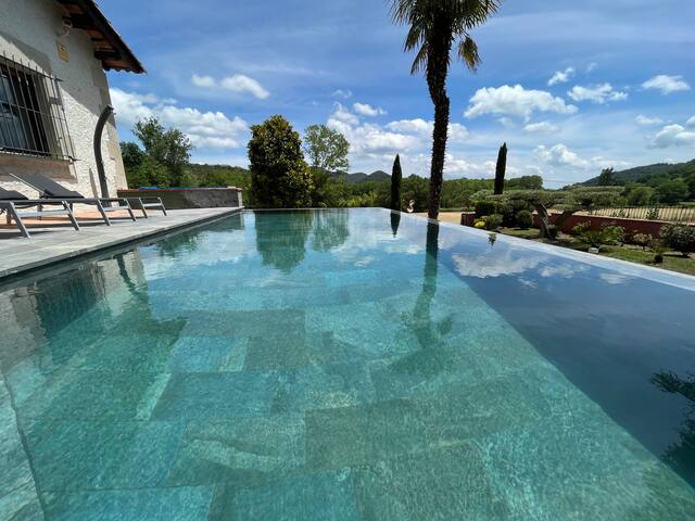 Espectacular casa con piscina infinita y jacuzzi gallery image 3