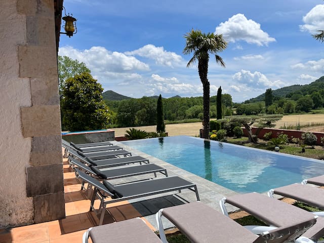 Espectacular casa con piscina infinita y jacuzzi gallery image 2