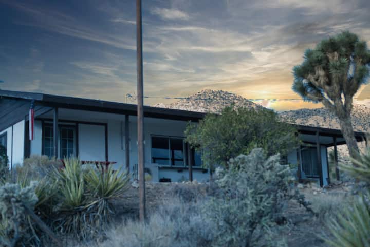 Буквален хвърлей от земите на Националния парк (тези планини в далечината). 