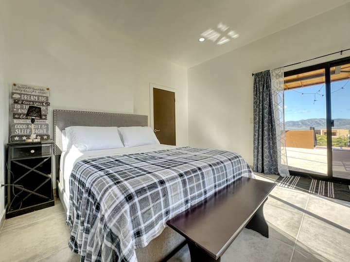 Évadez-vous dans votre sanctuaire avec vue sur la montagne ! Saluez la journée avec une vue imprenable depuis deux fenêtres, puis traversez la porte confortable vers la cour. Profitez de la beauté de la nature tout en vous relaxant sous les étoiles