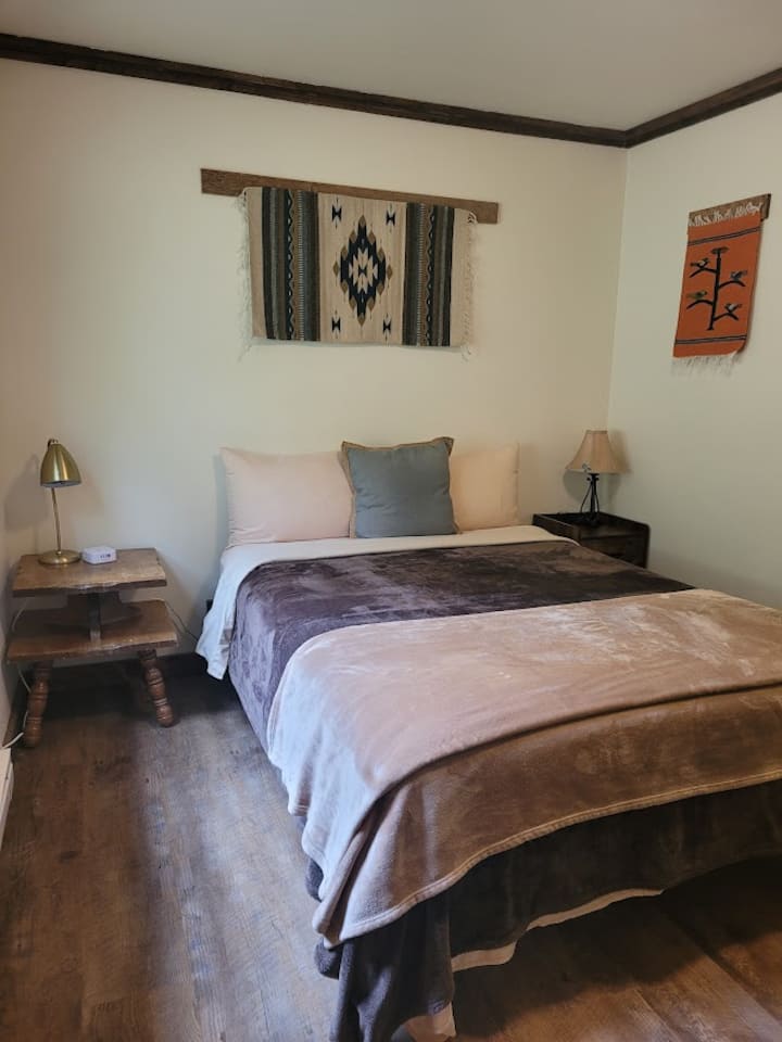 chumba cha kulala cha malkia cha ghorofa ya chini chenye 