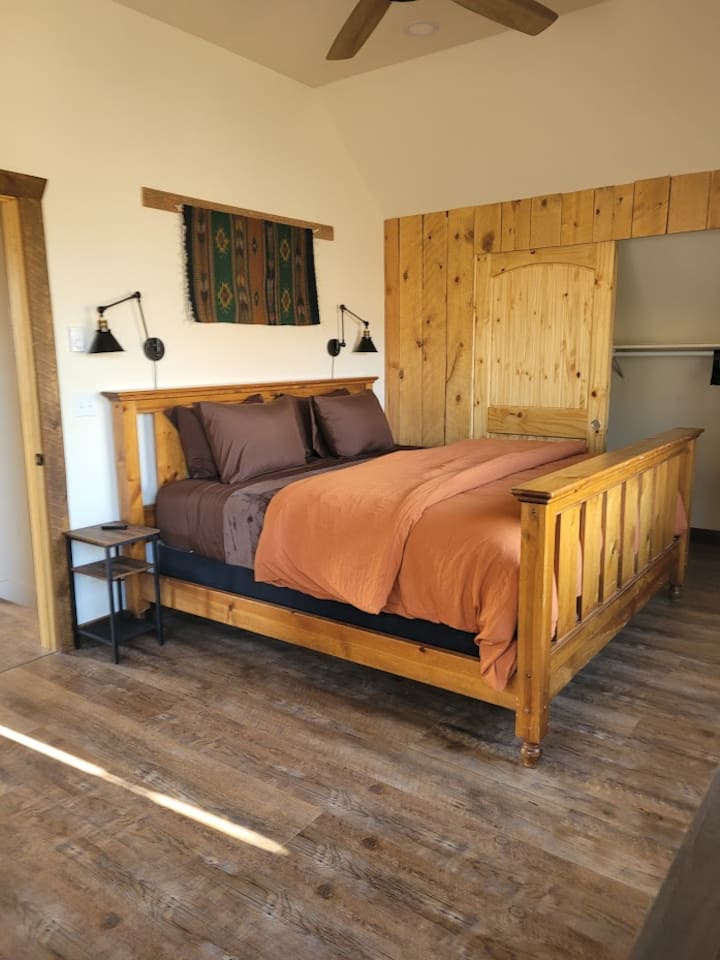 Chumba cha kulala cha ghorofa ya juu.  Rafu na viango kwenye kabati 