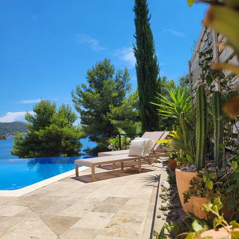 Villa with heated pool, 15 mins from Split airport