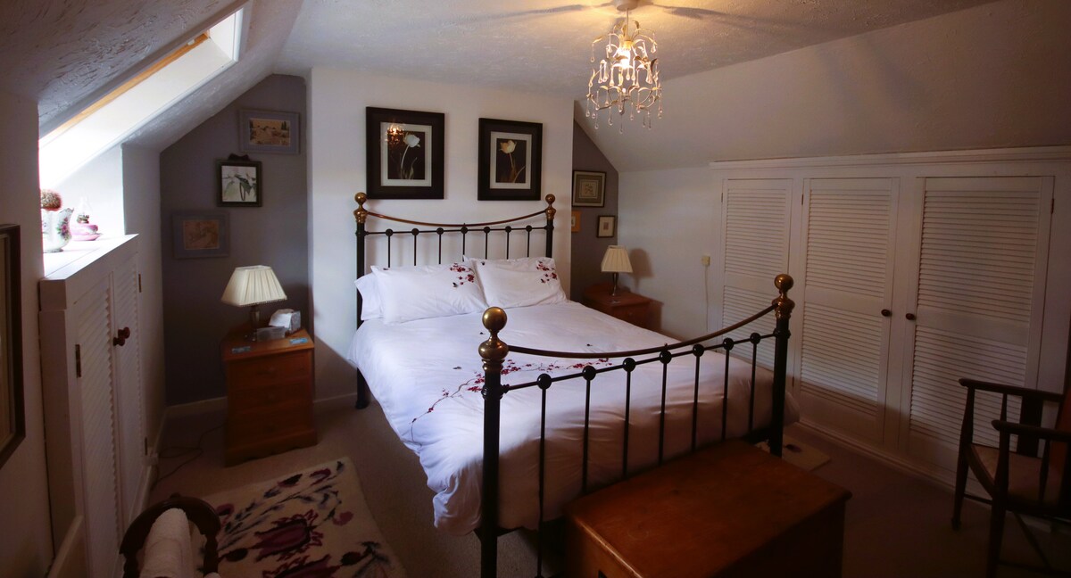 主卧。加大双人床，带Tempur床垫。