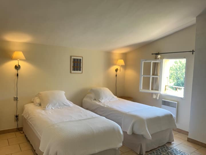 Soba s klima-uređajem i 2 kreveta dimenzija 90*200 hotelske kvalitete 4* (mogućnost postavljanja kreveta dimenzija 180*200 na zahtjev)