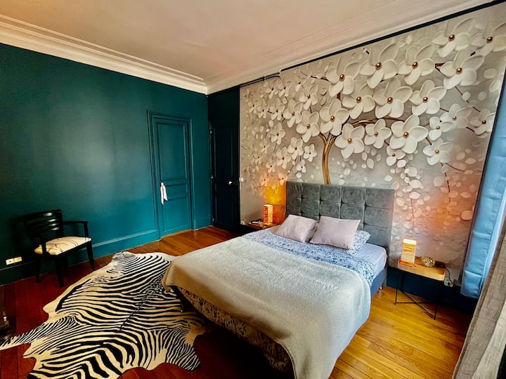 15 m2 veľká izba s veľkou šatňou. Úplne tichá.