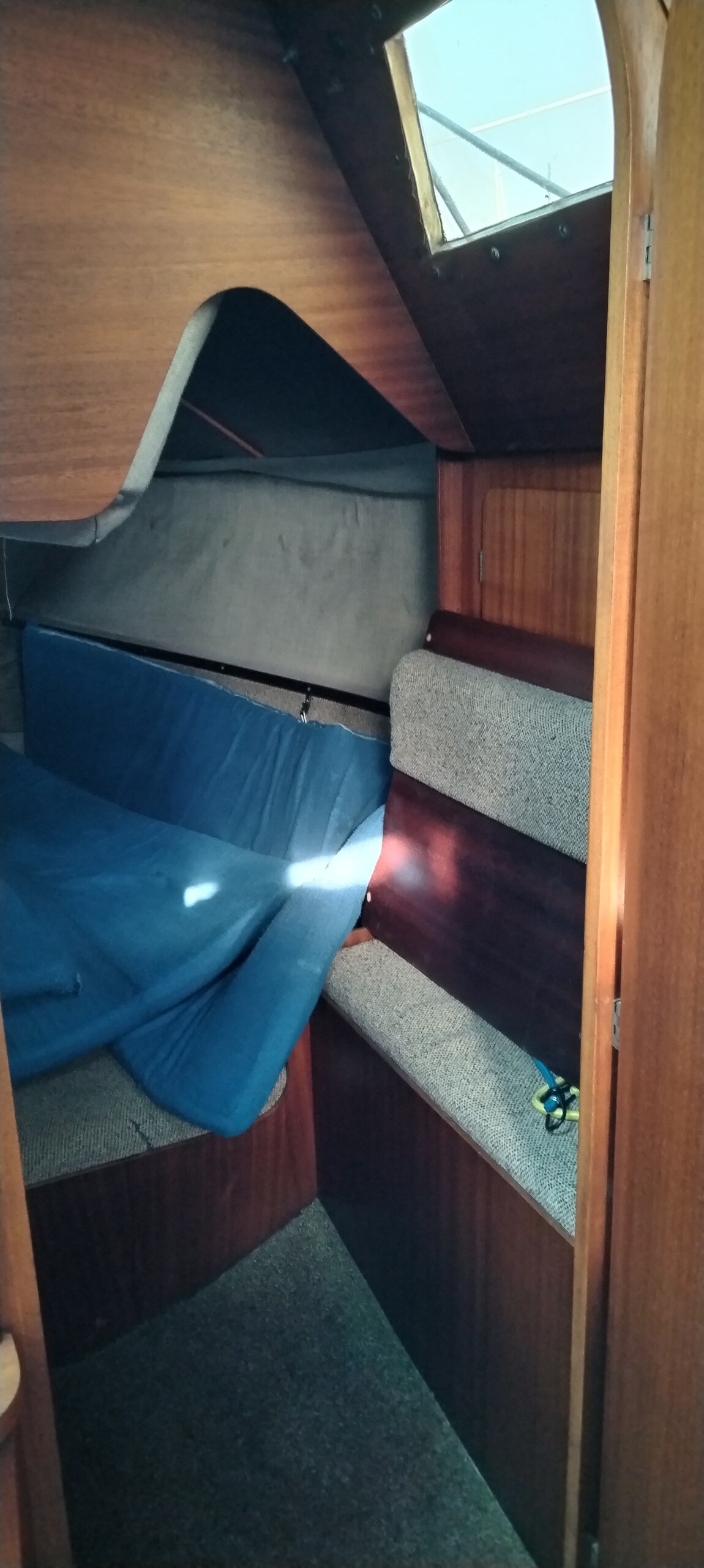 小木屋入口
右侧有1张安全长凳和衣柜，可放置您的物品 
