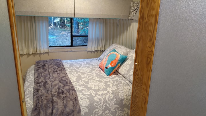 Letto a due piazze con lenzuola, cuscini e coperte nuovi di zecca. C'è anche un piccolo armadio e un sacco di ripostiglio. Una porta a fisarmonica nascosta offre privacy allo spazio della camera da letto.