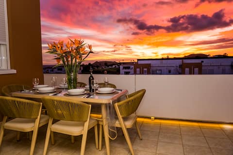 Spacious oceanfront penthouse with amazing views
