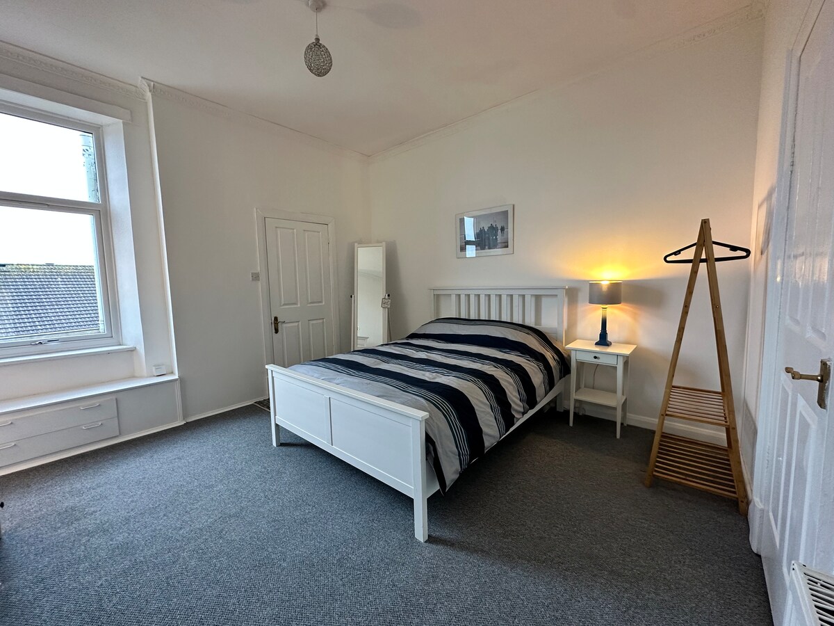 Различен изглед към морето от прозореца на спалнята 