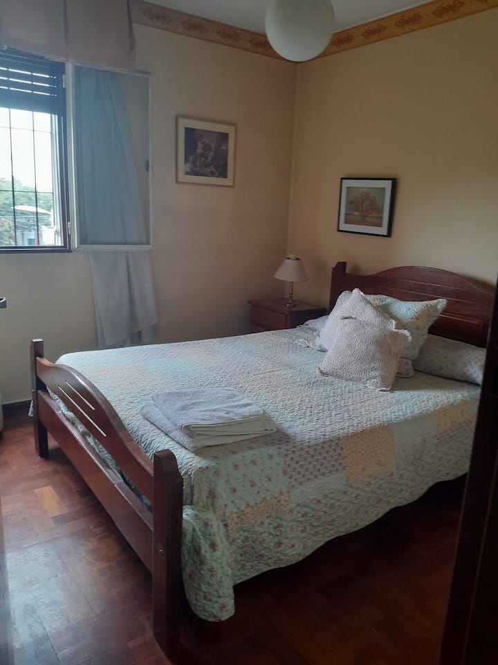 غرفة مع لوحات، سرير مزدوج، 2 لوحات خفيفة، أرضية باركيه.
غرفة مشرقة جدًا مع نافذة، بالقرب من الحمام. 
