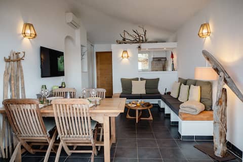 Top performing Airbnb: Mini-Villa with 180° Panoramic Sea View in Porto Vecchio