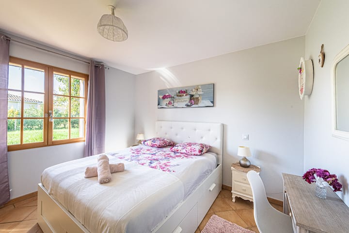 Chambre spacieuse et cosy avec literie confort , tiroirs de rangement , armoire , et espace disponible pour lit Bébé parapluie . Moustiquaire aux fenêtres .